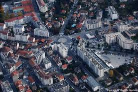 Vue D'annemasse en contre plongée, centrée sur le rond point de l'etoile